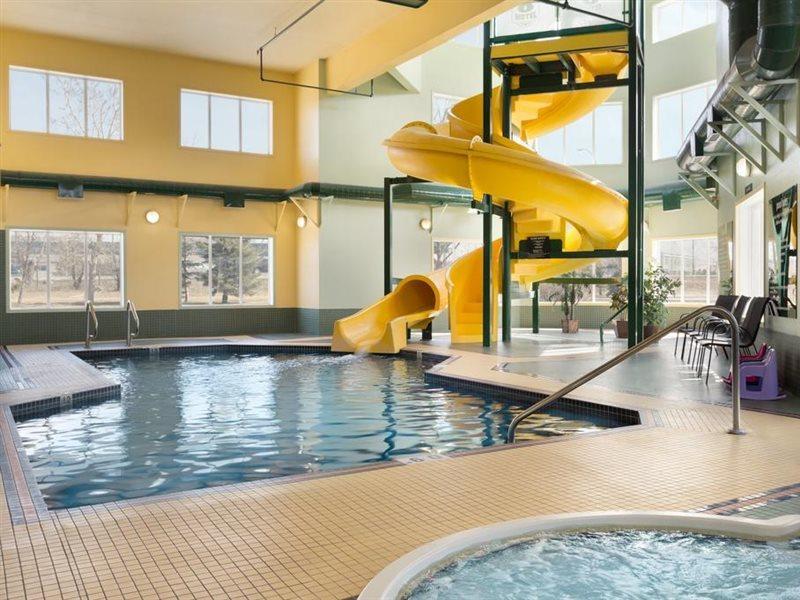 Super 8 By Wyndham Calgary Shawnessy Area Hotel Exterior photo