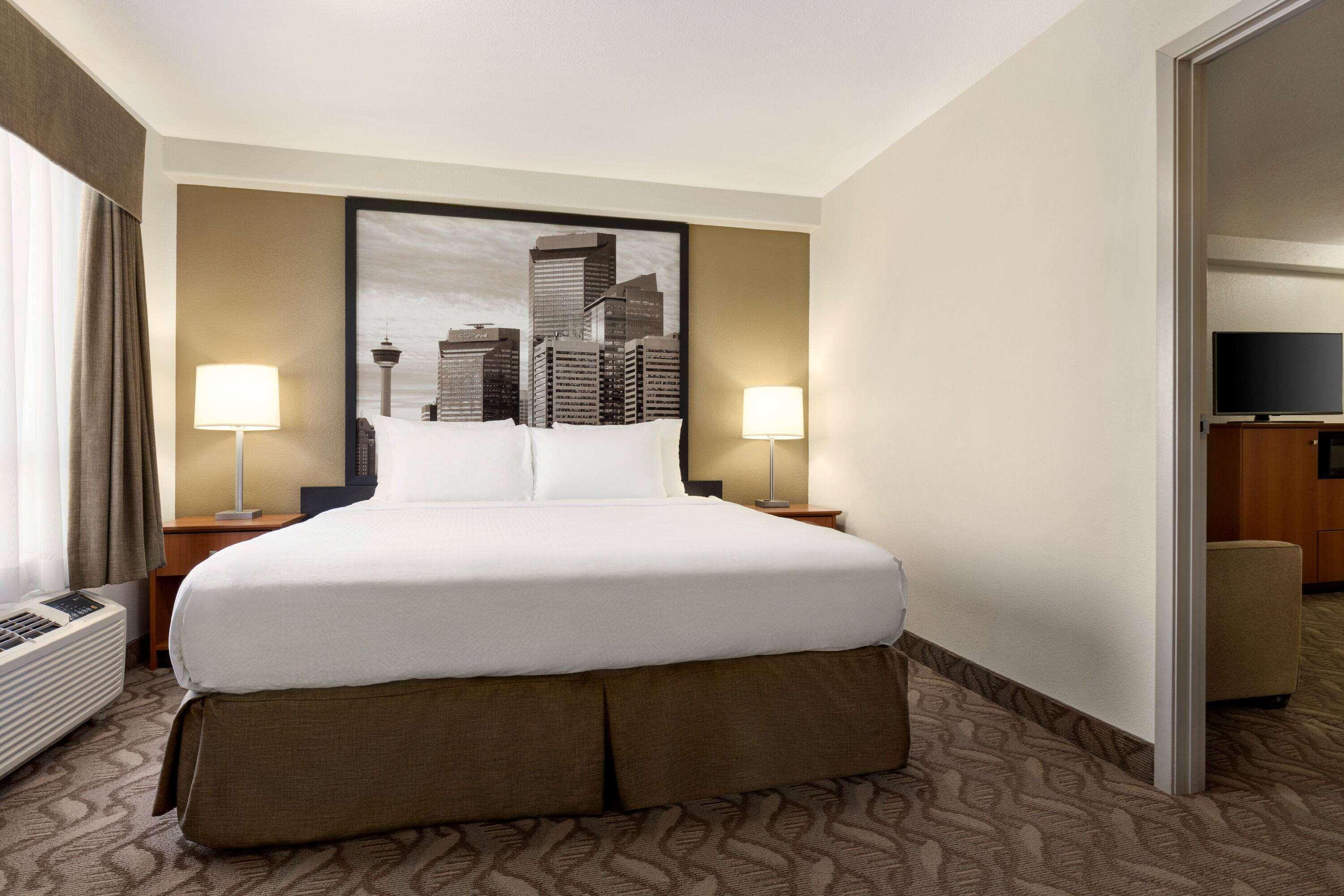 Super 8 By Wyndham Calgary Shawnessy Area Hotel Exterior photo