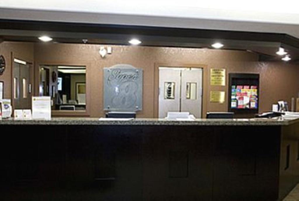 Super 8 By Wyndham Calgary Shawnessy Area Hotel Exterior photo