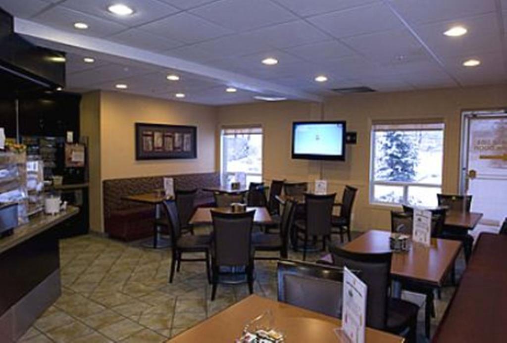 Super 8 By Wyndham Calgary Shawnessy Area Hotel Exterior photo