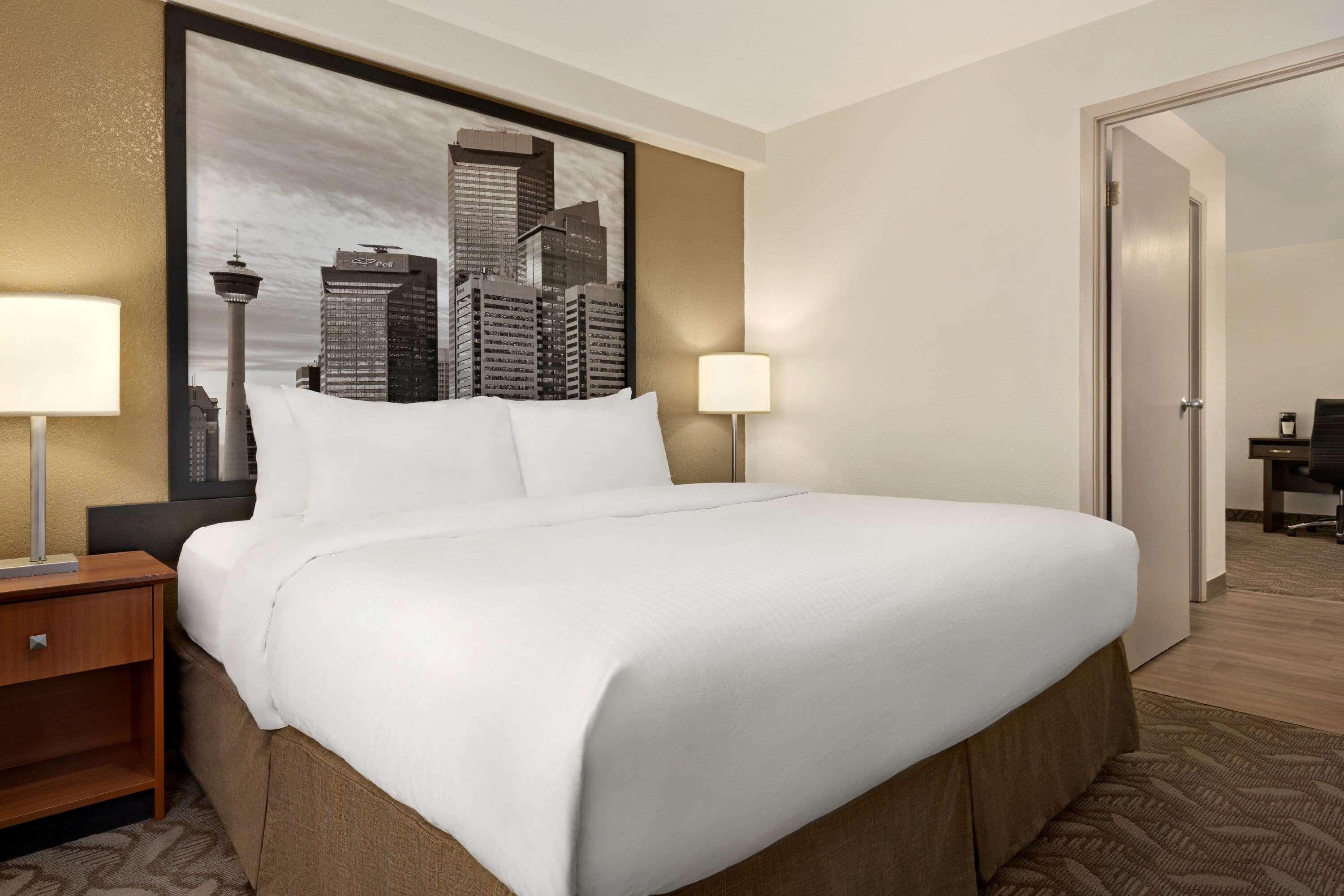 Super 8 By Wyndham Calgary Shawnessy Area Hotel Exterior photo