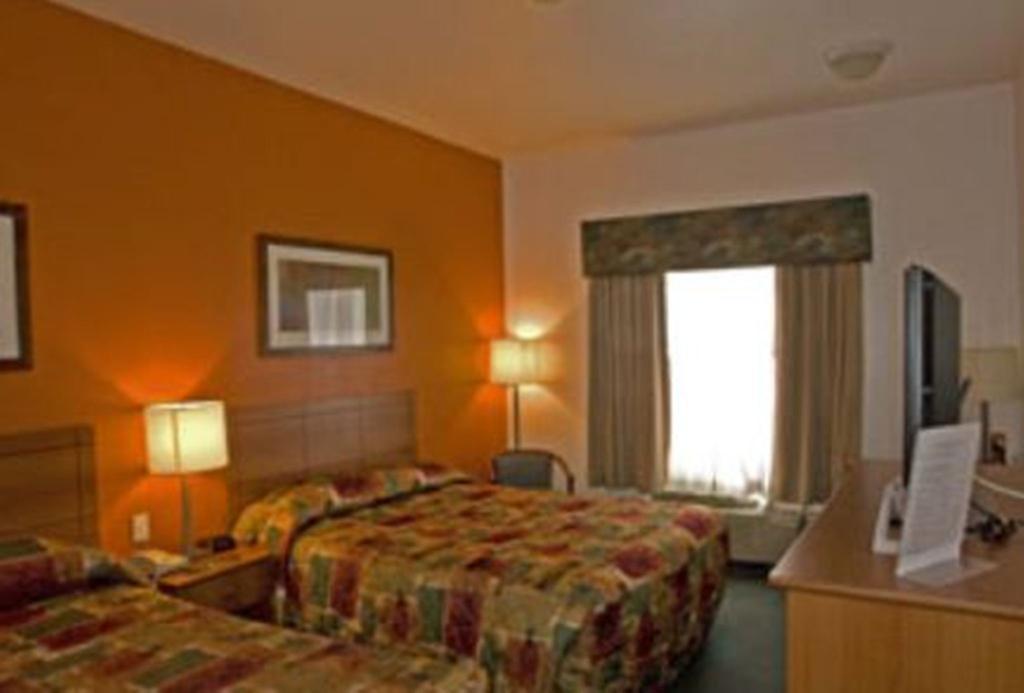 Super 8 By Wyndham Calgary Shawnessy Area Hotel Exterior photo