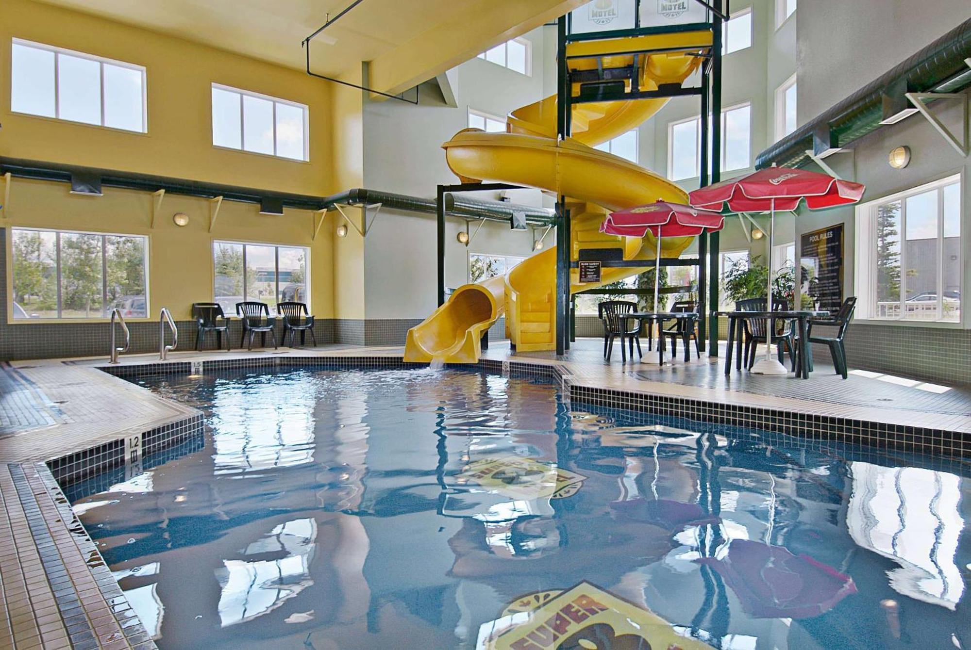 Super 8 By Wyndham Calgary Shawnessy Area Hotel Exterior photo