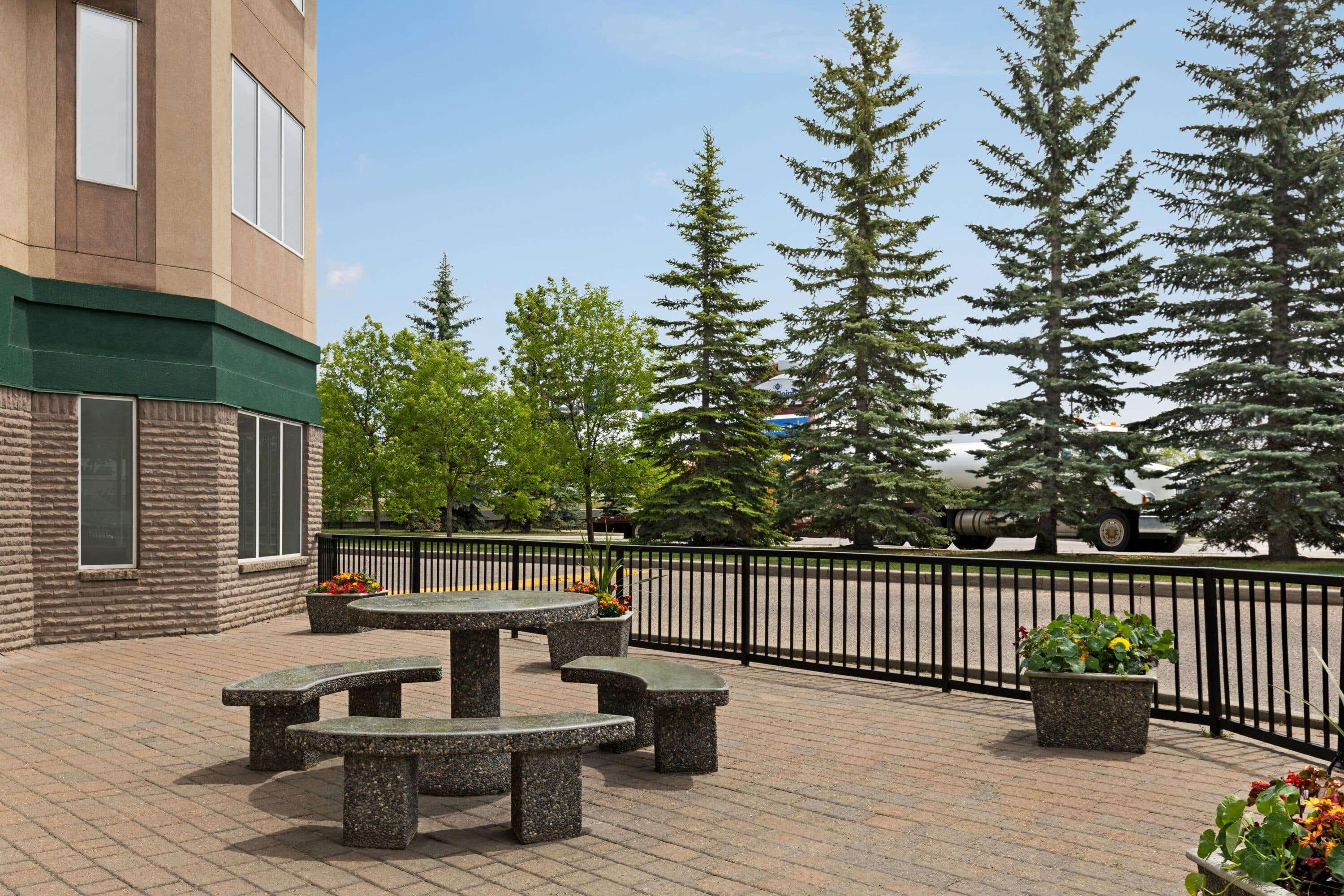 Super 8 By Wyndham Calgary Shawnessy Area Hotel Exterior photo