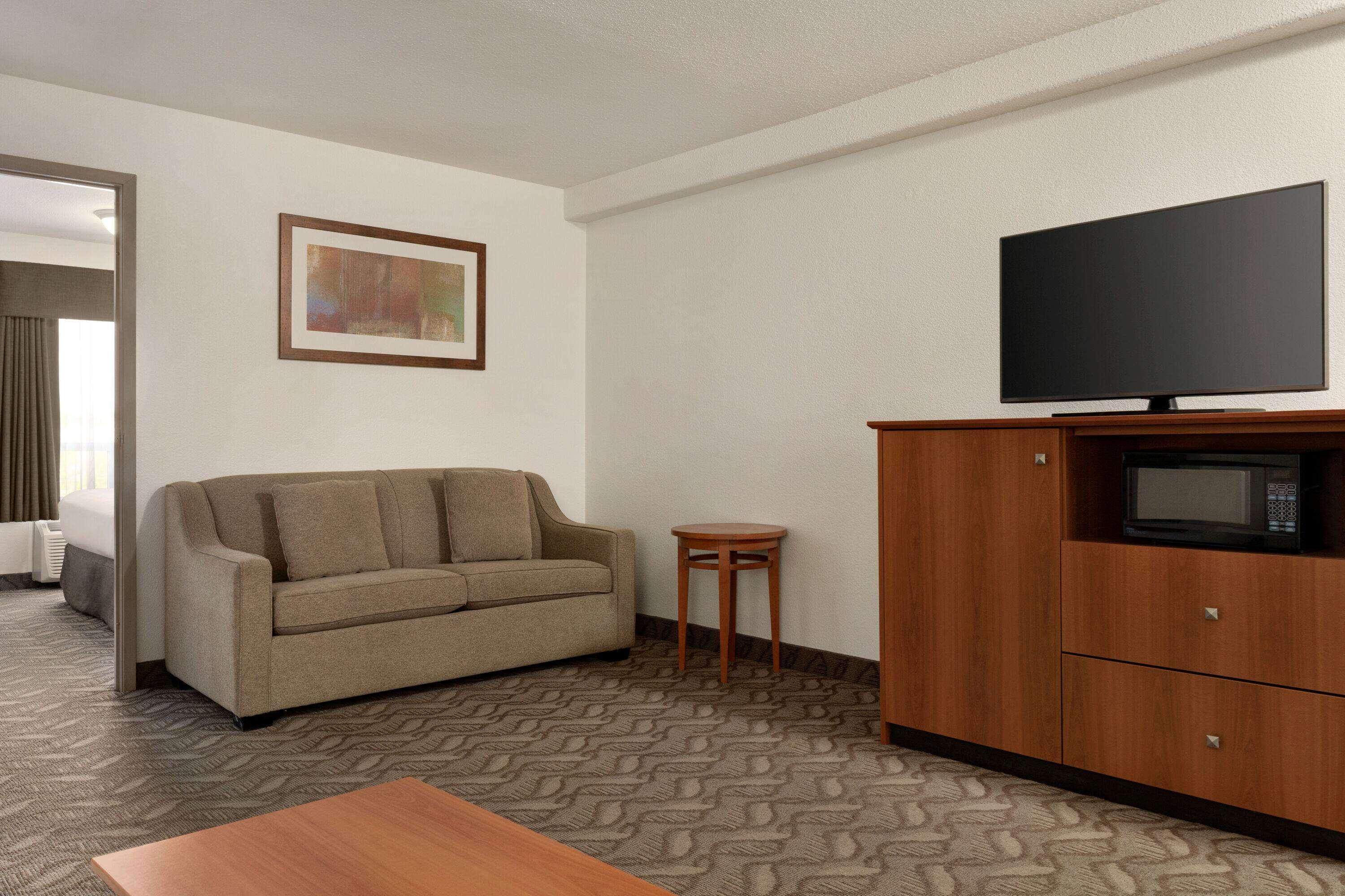 Super 8 By Wyndham Calgary Shawnessy Area Hotel Exterior photo