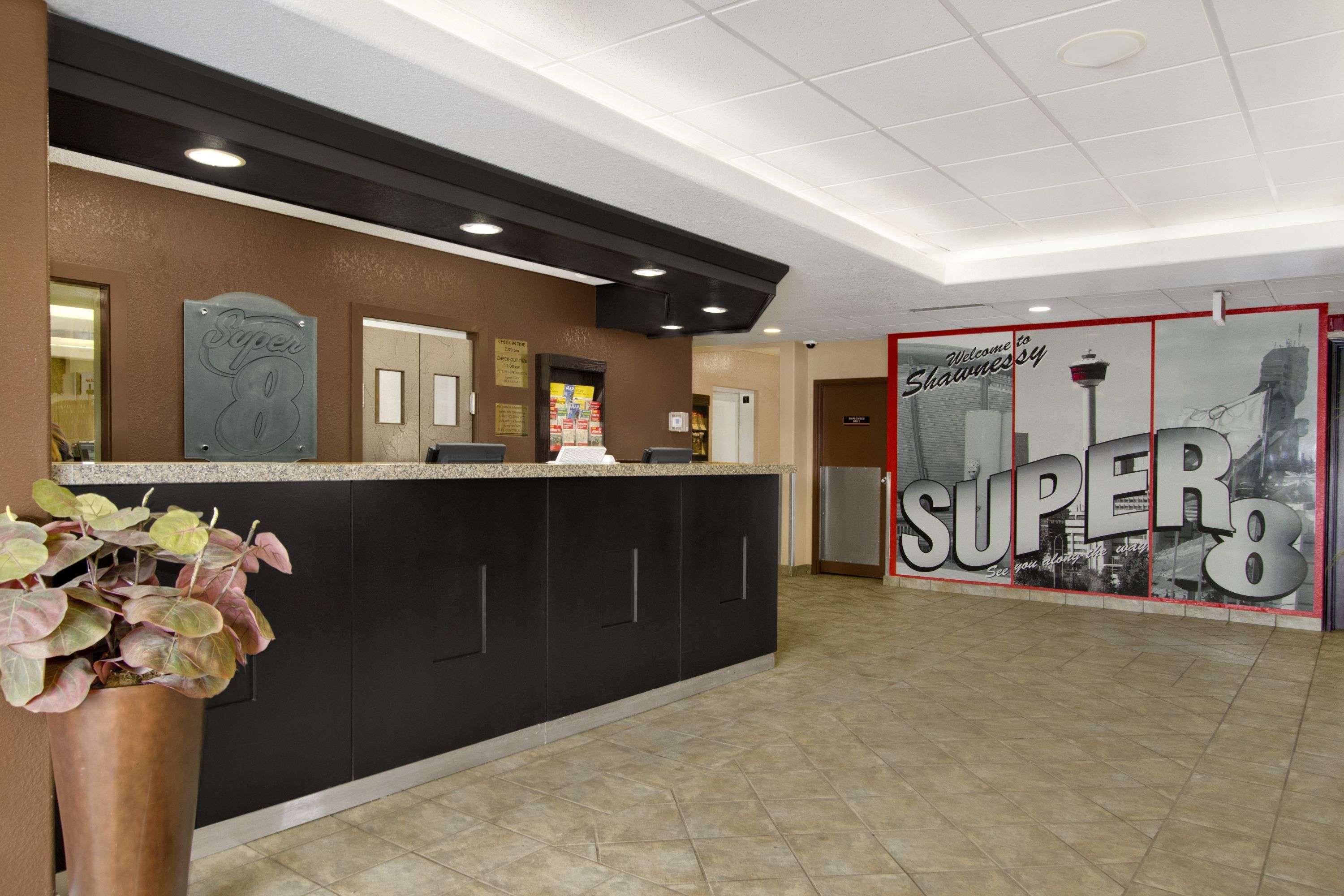 Super 8 By Wyndham Calgary Shawnessy Area Hotel Exterior photo
