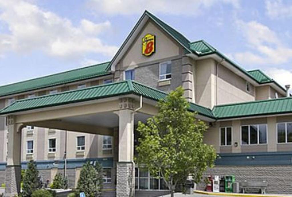 Super 8 By Wyndham Calgary Shawnessy Area Hotel Exterior photo