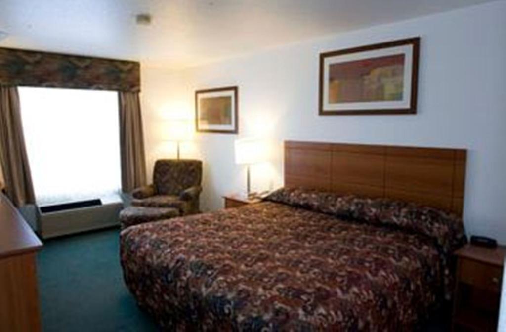 Super 8 By Wyndham Calgary Shawnessy Area Hotel Exterior photo