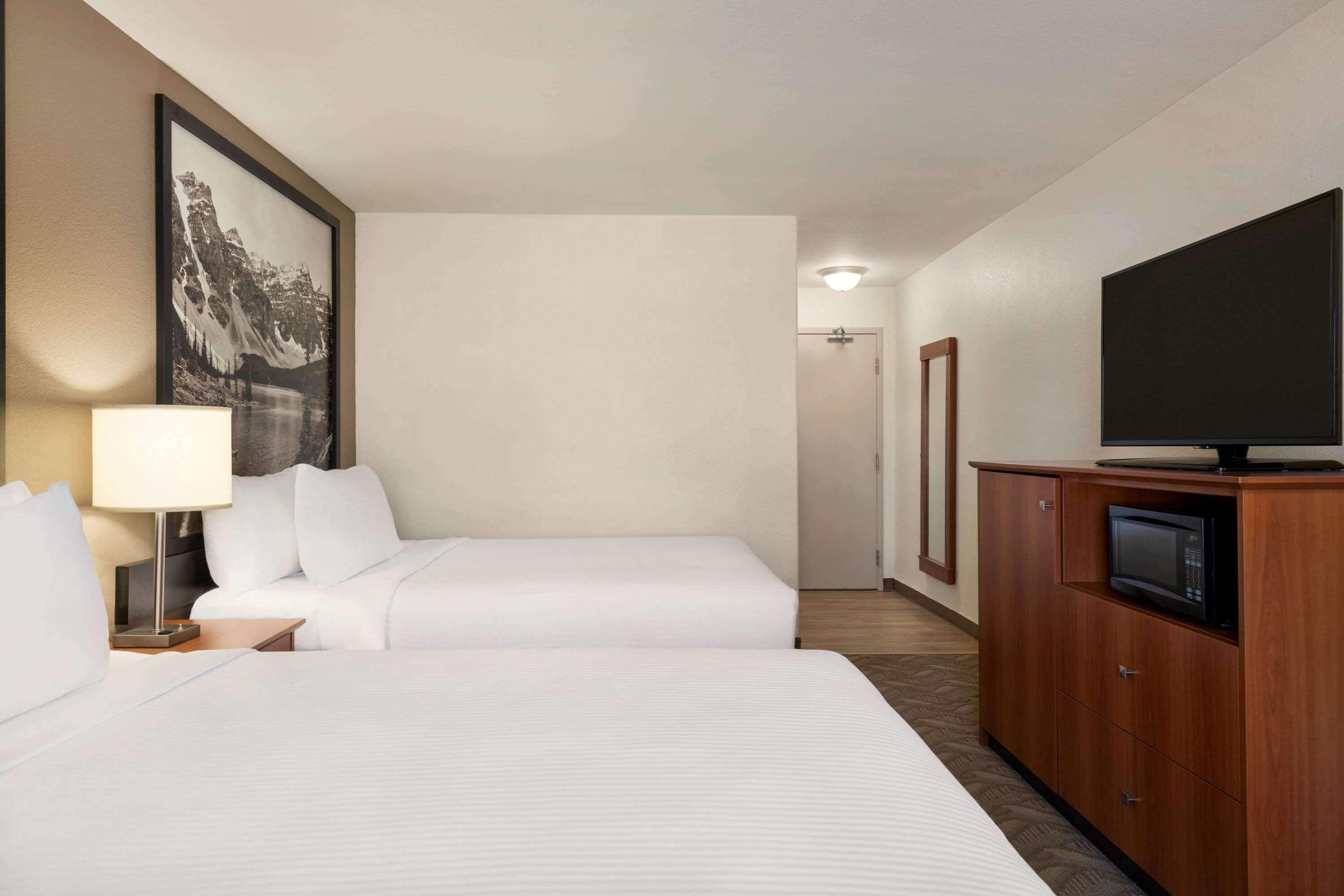 Super 8 By Wyndham Calgary Shawnessy Area Hotel Exterior photo
