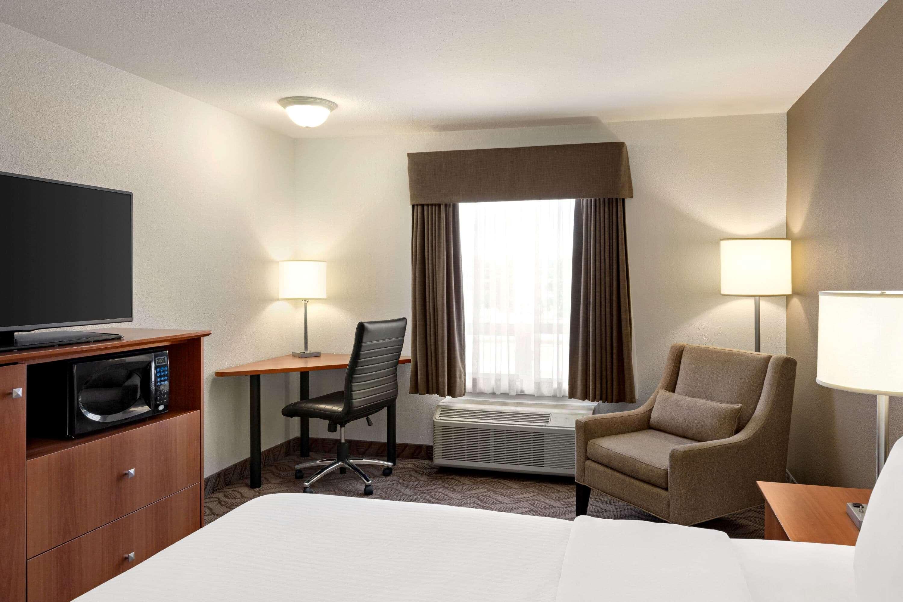 Super 8 By Wyndham Calgary Shawnessy Area Hotel Exterior photo