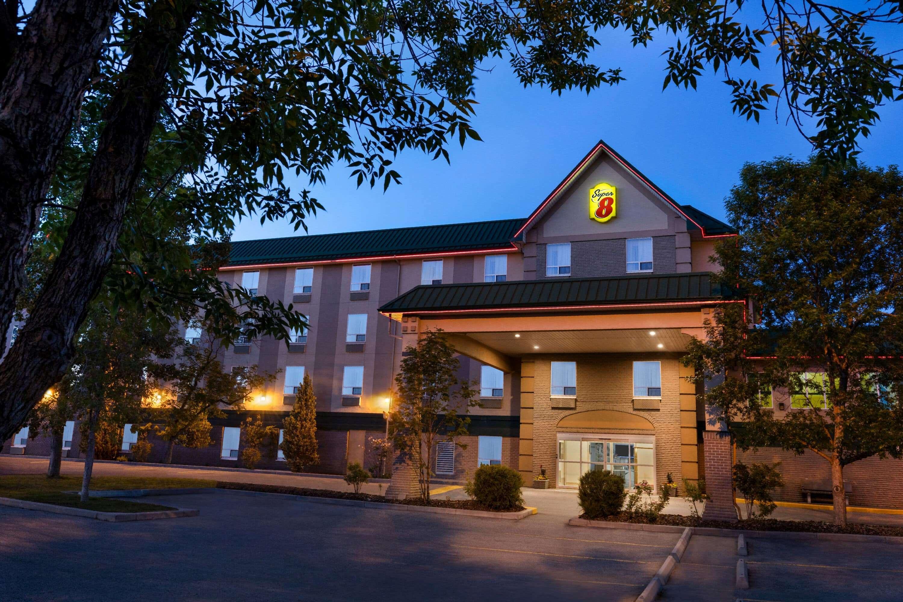 Super 8 By Wyndham Calgary Shawnessy Area Hotel Exterior photo
