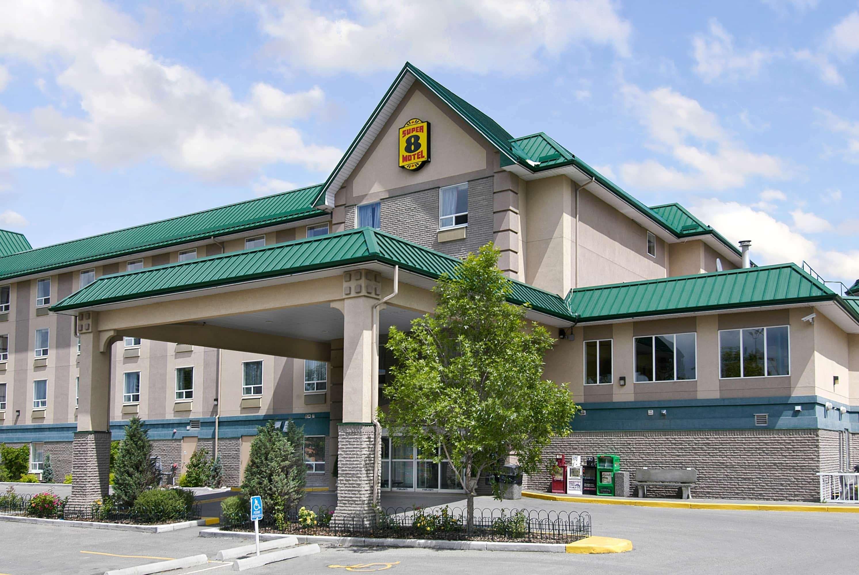 Super 8 By Wyndham Calgary Shawnessy Area Hotel Exterior photo