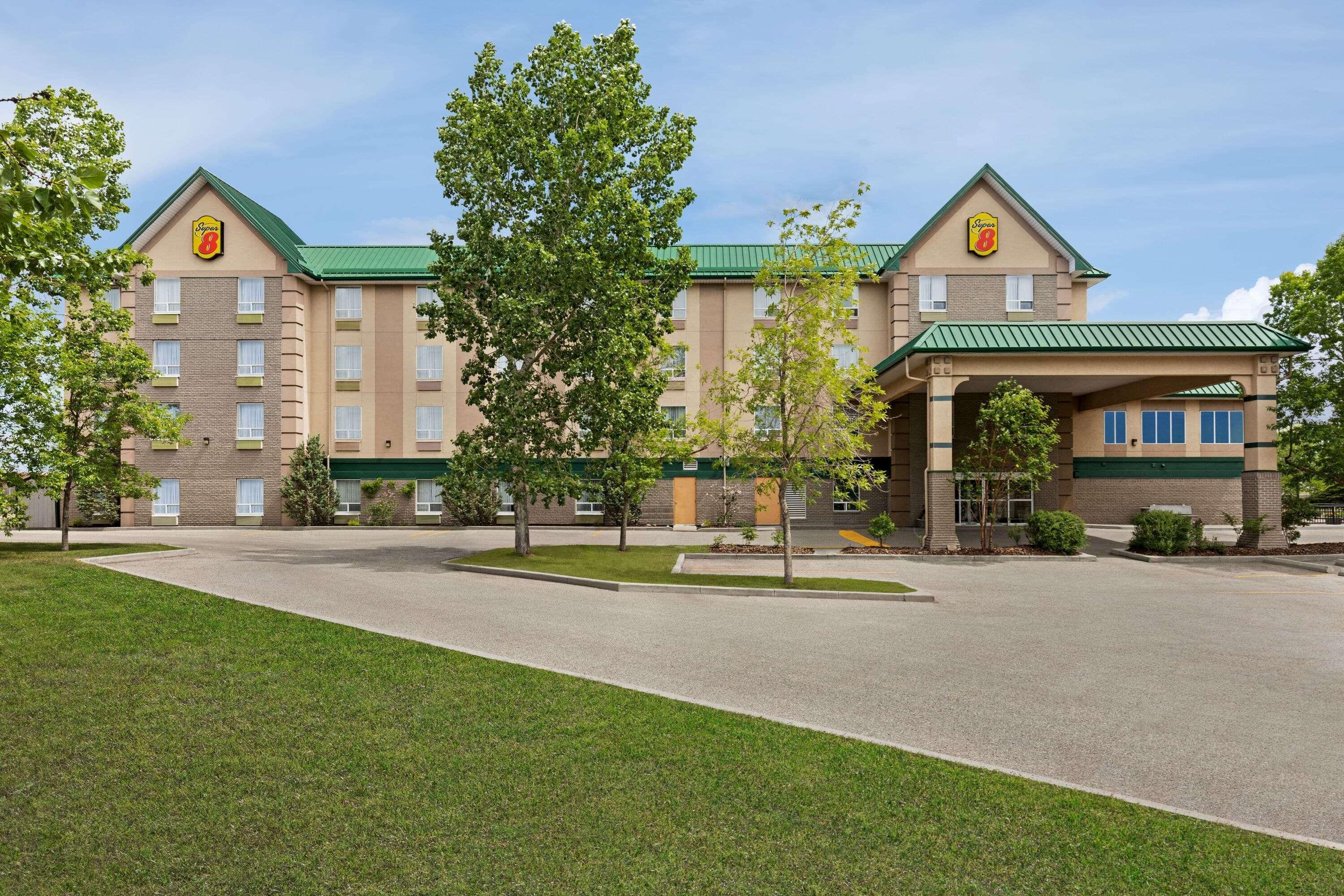 Super 8 By Wyndham Calgary Shawnessy Area Hotel Exterior photo
