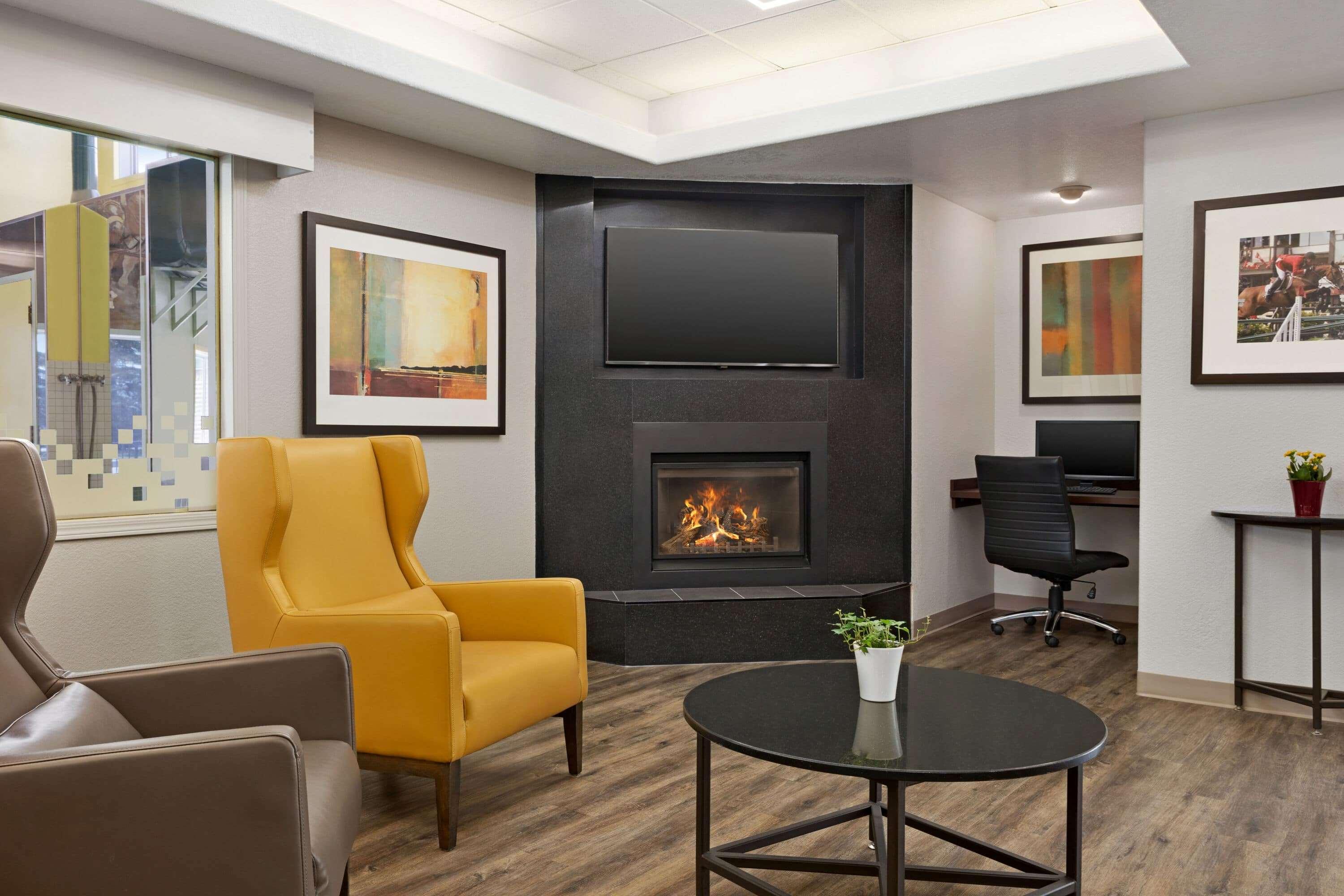 Super 8 By Wyndham Calgary Shawnessy Area Hotel Exterior photo