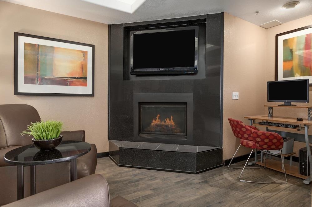 Super 8 By Wyndham Calgary Shawnessy Area Hotel Exterior photo