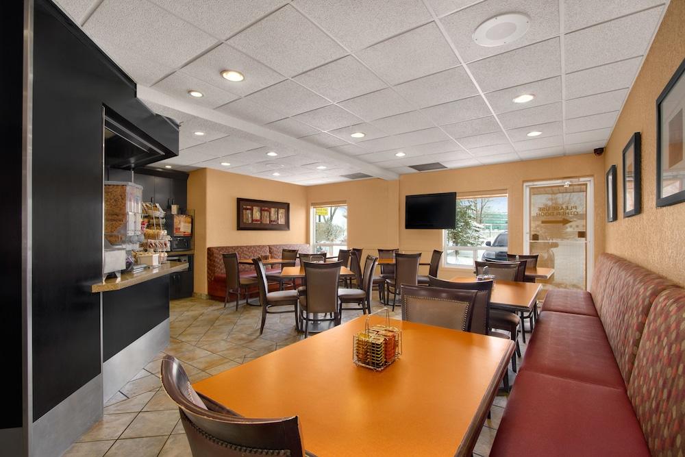 Super 8 By Wyndham Calgary Shawnessy Area Hotel Exterior photo