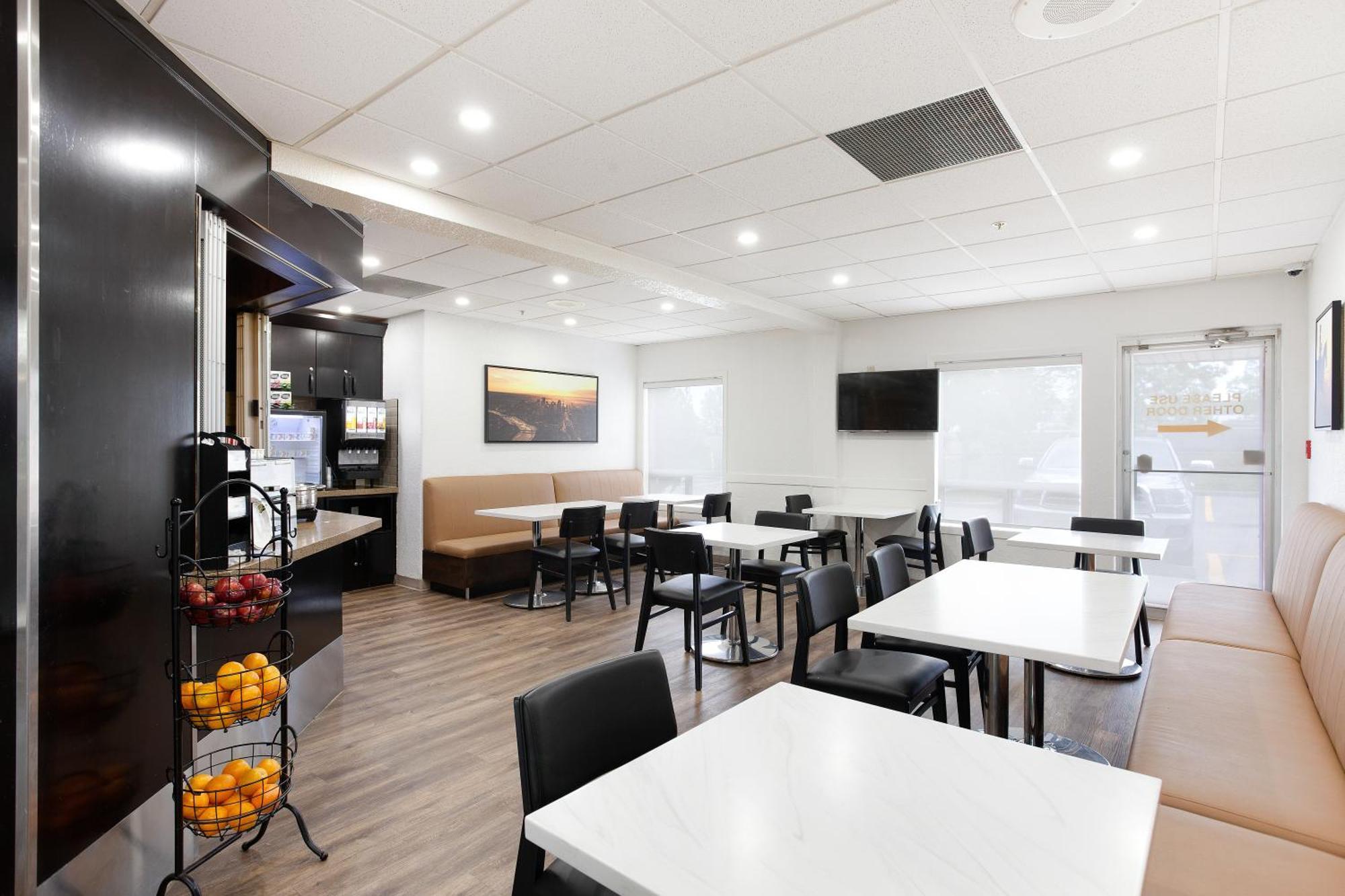 Super 8 By Wyndham Calgary Shawnessy Area Hotel Exterior photo