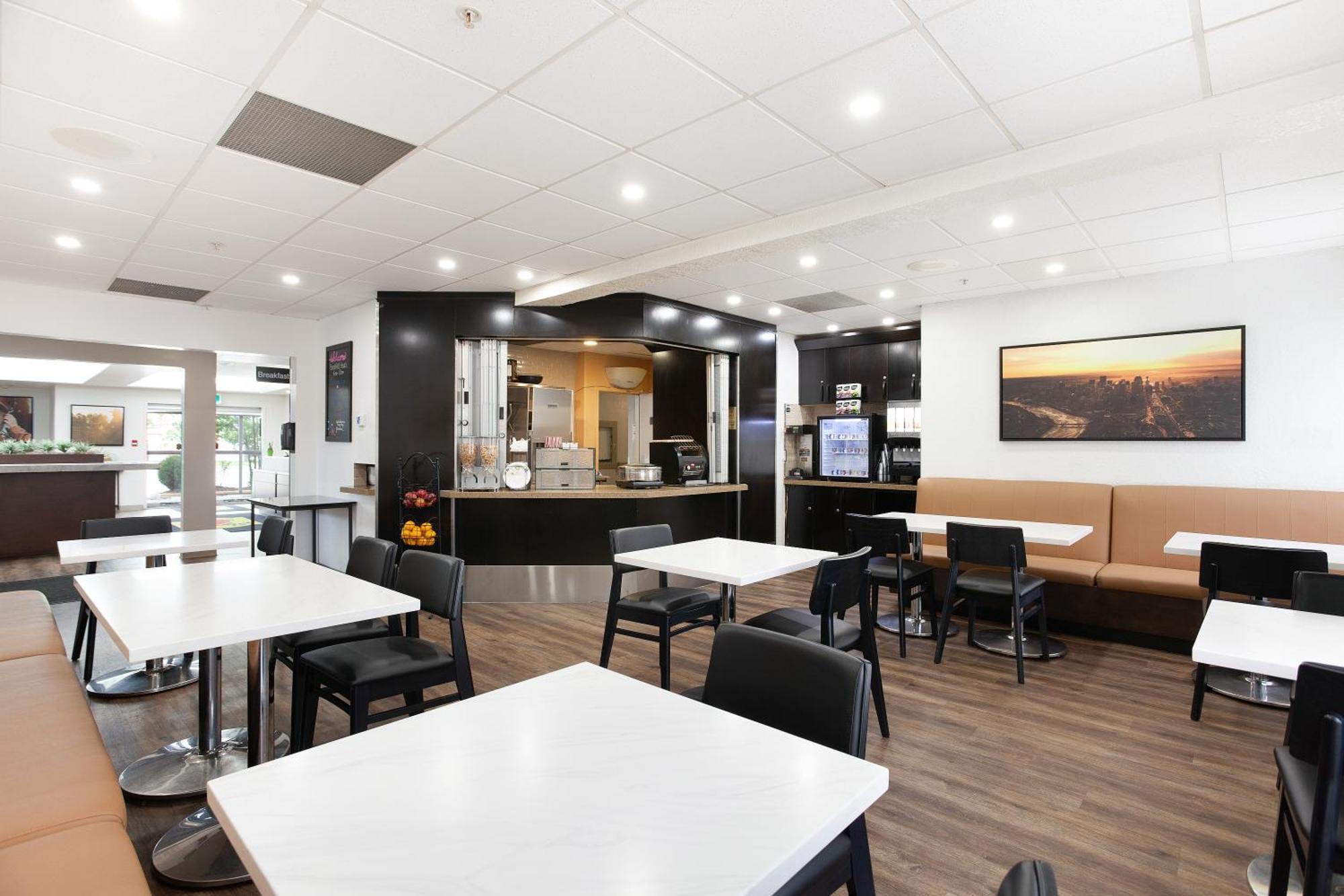 Super 8 By Wyndham Calgary Shawnessy Area Hotel Exterior photo
