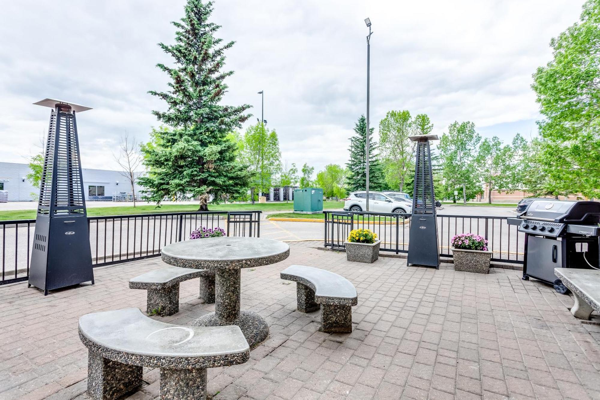 Super 8 By Wyndham Calgary Shawnessy Area Hotel Exterior photo