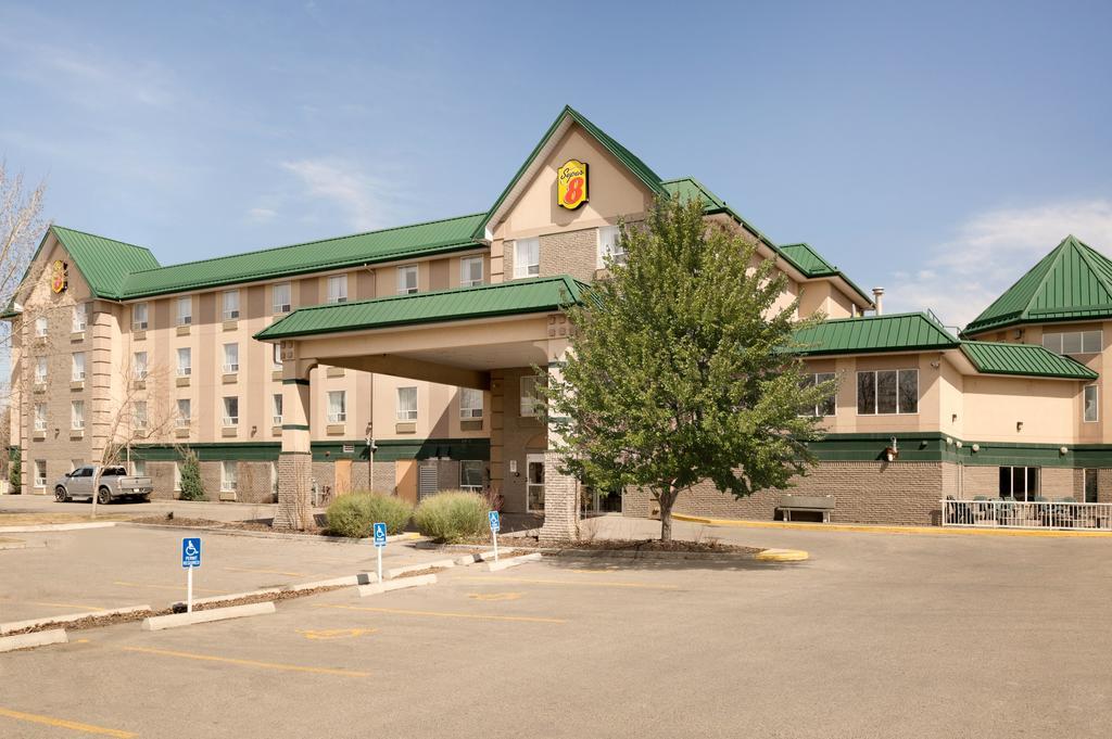 Super 8 By Wyndham Calgary Shawnessy Area Hotel Exterior photo