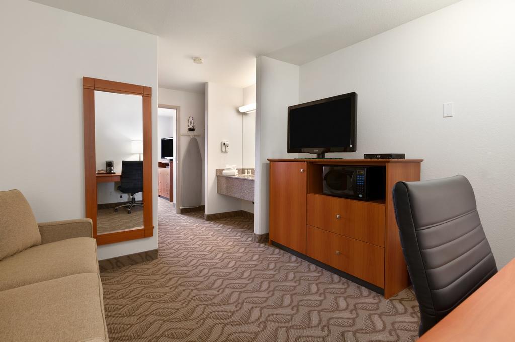 Super 8 By Wyndham Calgary Shawnessy Area Hotel Exterior photo