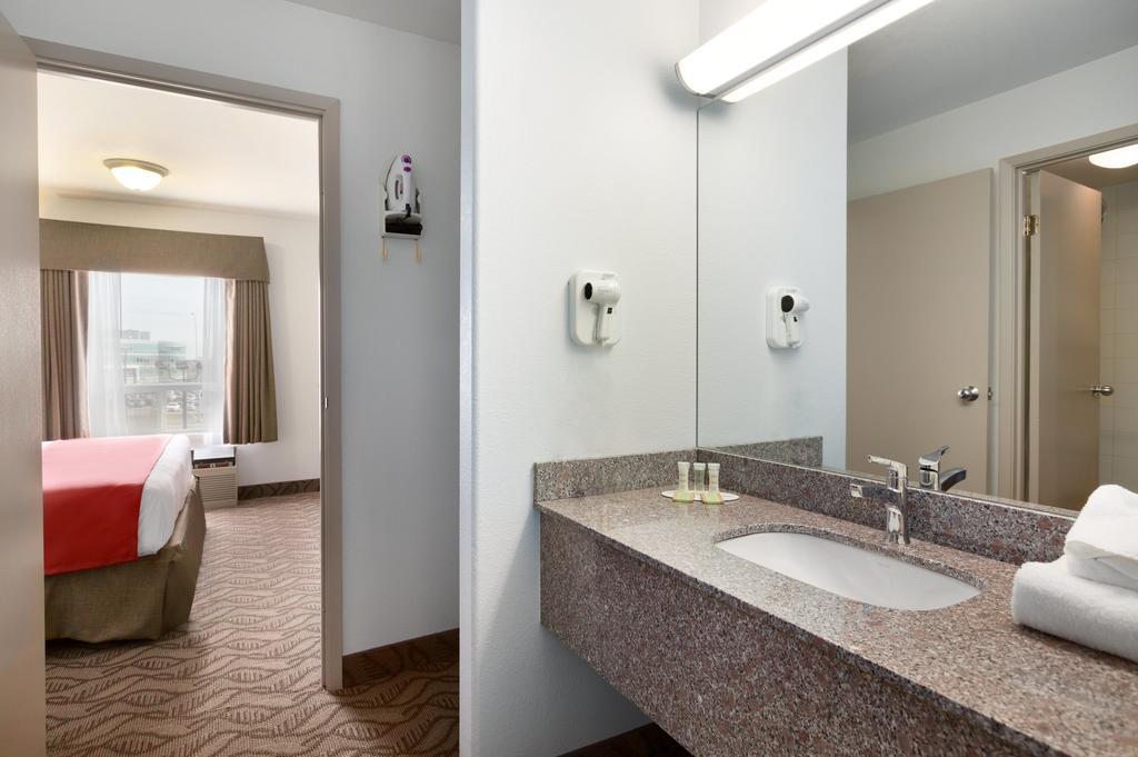 Super 8 By Wyndham Calgary Shawnessy Area Hotel Room photo
