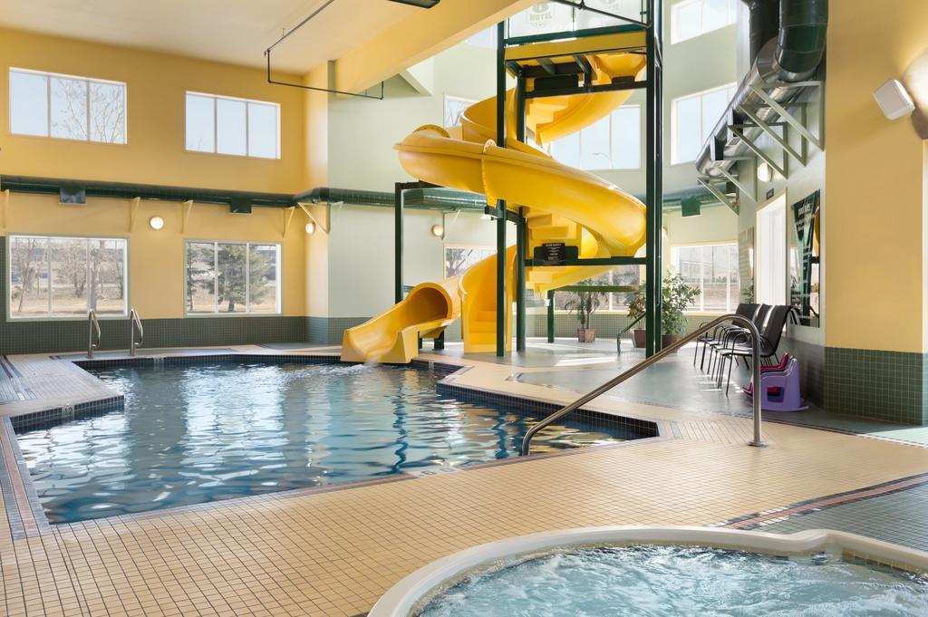 Super 8 By Wyndham Calgary Shawnessy Area Hotel Exterior photo